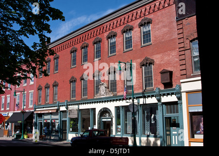 Rockland Maine, Main Street, il principale quartiere degli affari di questa piccola Nuova Inghilterra città portuale. ghisa caratteristiche sulla ex banca. Foto Stock