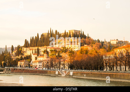 Fiume Adige e Castel San Pietro in background, visto dal Ponte Nuovo. Foto Stock