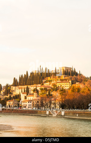 Fiume Adige e Castel San Pietro in background, visto dal Ponte Nuovo. Foto Stock