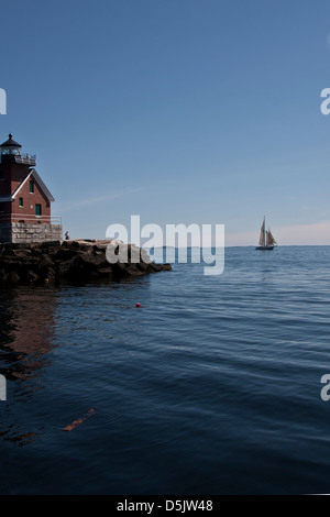 Rockland Breakwater Light House, 1902 ,alla fine di un 7/8 di miglio lungo frangiflutti attraverso Rockland porto dalla Jameson punto. Maine Foto Stock