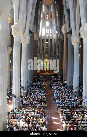 Messa nella cattedrale Sagrada familia progettata da Antonio Gaudi modernismo art nouveau, ancora in costruzione sacra famiglia chiesa Foto Stock