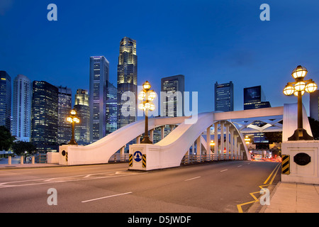 Singapore Central Business District (CBD) dello skyline della città da Elgin Bridge al Blue ora Foto Stock