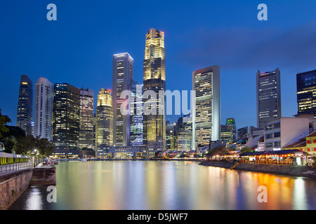 Singapore Central Business District (CBD) dello skyline della città da Boat Quay lungo il Fiume Singapore a Blue ora Foto Stock