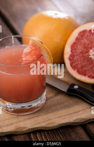 Porzione di fatti freschi succhi di pompelmo o di pomelo Foto Stock