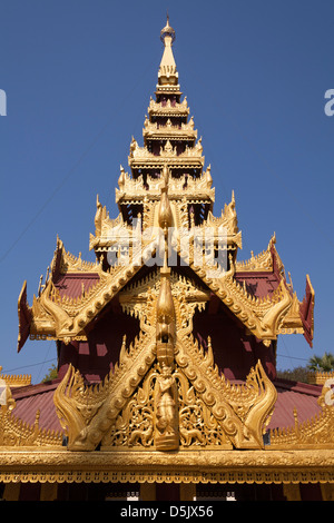 Tetto di una sala di preghiera a pagoda di Shwezigon, vicino Wetkyi-in e Nyaung U, Bagan, Myanmar (Birmania) Foto Stock