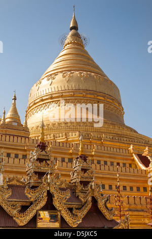 La Pagoda Shwezigon, vicino Wetkyi-in e Nyaung U, Bagan, Myanmar (Birmania) Foto Stock