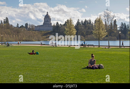 Capitol Lake in Olympia, Washington, con il Capitol Building in background. Foto Stock