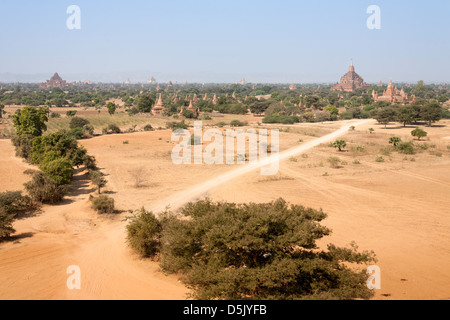 Tempio Sulamani, tempio più grande sul retro sulla destra, vicino Minnanthu, Bagan, Myanmar (Birmania) Foto Stock