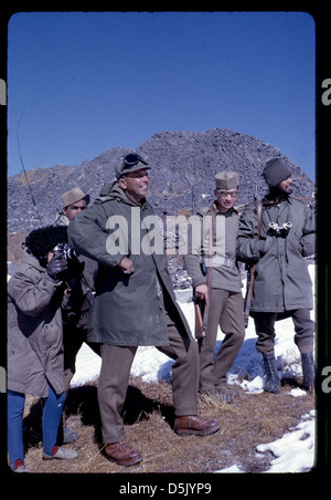 [Alice Kandell si nasconde dietro un soldato sikimese per scattare una foto di un soldato cinese lungo il passo di Nathu la, Sikkim] (LOC) Foto Stock