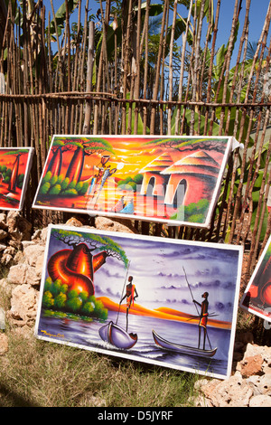 Madagascar Nosy Be, Marodokana, souvenir turistici dipinti esposti per la vendita ai turisti Foto Stock