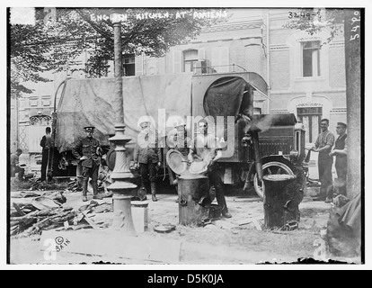 Questa fotografia mostra una cucina da campo dell'esercito britannico ad Amiens, in Francia, durante la prima guerra mondiale, i soldati stanno preparando il cibo in un casino di campi come parte delle operazioni logistiche della grande Guerra. L'immagine cattura l'ambientazione di una cucina militare in una zona di guerra. Foto Stock
