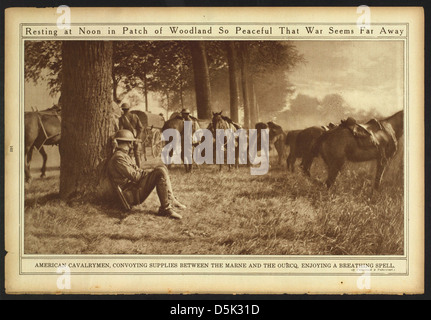 Una fotografia dei soldati dell'esercito americano, noti come "Doughboys", che riposano durante la prima guerra mondiale in un bosco pacifico, mostrando un contrasto con le dure realtà della guerra. Foto Stock