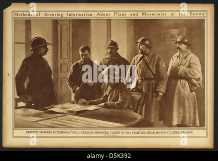 Questa fotografia raffigura soldati francesi durante la prima guerra mondiale impegnati in metodi per assicurare informazioni sui movimenti nemici. Mette in evidenza la strategia militare e le tecniche di interrogatorio. Foto Stock
