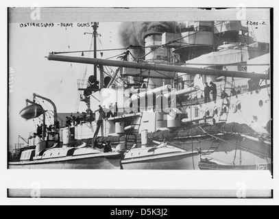 Questa immagine raffigura la SMS Ostfriesland, una nave da battaglia tedesca con pesanti cannoni da 12 pollici, in un'azione che coinvolge bombardamenti aerei. La fotografia cattura la nave da guerra in azione durante un'operazione militare. Foto Stock