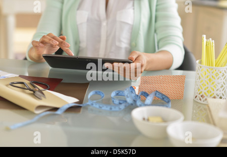 Sezione mediana della donna con tavoletta digitale Foto Stock