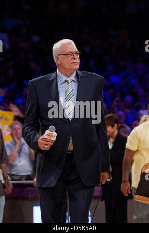 Los Angeles, California, USA. Il 2 aprile 2013. Ritirato Los Angeles Lakers head coach Phil Jackson parla durante la Shaquille O'Neal jersey cerimonia di pensionamento durante il tempo di emisaturazione del Lakers 101-81 vittoria su Dallas Mavericks alla Staples Center a Los Angeles, CA. Credit: Azione Plus immagini di Sport / Alamy Live News Foto Stock