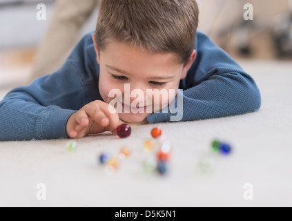 Ragazzo (4-5) giocando con marmi Foto Stock