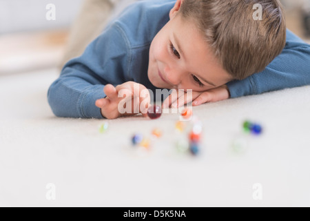 Ragazzo (4-5) giocando con marmi Foto Stock