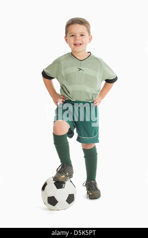 Lunghezza piena età del bambino 5-6 nel calcio uniforme con pallone da calcio Foto Stock