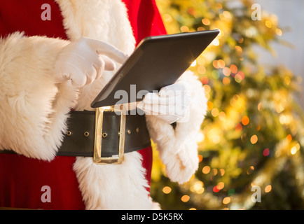 Santa Claus holding tavoletta digitale Foto Stock