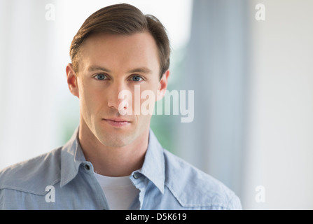 Ritratto di giovane uomo Foto Stock