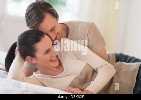Giovane giacente sul letto Foto Stock