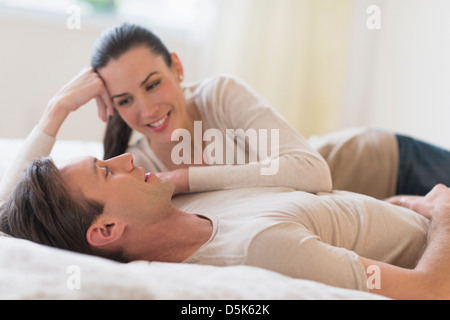 Giovane giacente sul letto Foto Stock