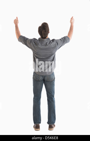 Vista posteriore dell'uomo dei bracci di sollevamento Foto Stock