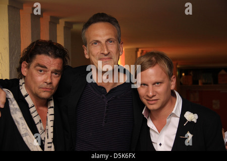 Robert Stadlober, Martin Feifel e Nick Baker-Monteys alla premiere di 'Der Mann der ueber Autos sorsero' a Berlino Foto Stock