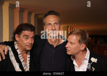 Robert Stadlober, Martin Feifel e Nick Baker-Monteys alla premiere di 'Der Mann der ueber Autos sorsero' a Berlino Foto Stock