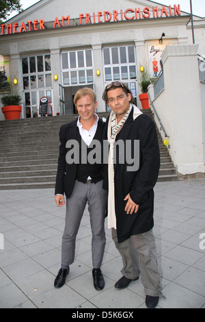 Robert Stadlober e Martin Feifel alla premiere di 'Der Mann der ueber Autos sorsero' a Berlino il Cineteatro (cinema) Foto Stock