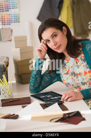 Fashion designer che lavora in studio Foto Stock