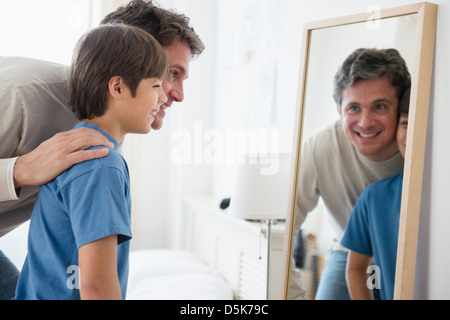 Padre e figlio (8-9) guardando nel retrovisore Foto Stock