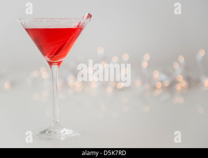Studio shot di cocktail rosso nella coppetta Martini Foto Stock