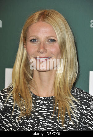 3 aprile 2013 - Los Angeles, California, Stati Uniti - Gwyneth Paltrow segni copie del suo nuovo libro ''è tutto buono'' tenuto presso Barnes & Noble al The Grove in Los Angeles, la California il 3 aprile 2013. 2013.(Immagine di credito: © D. lunga/Globe foto/ZUMAPRESS.com) Foto Stock