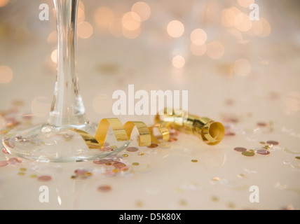 Flute da Champagne sulla tavola decorati con coriandoli e streamer Foto Stock