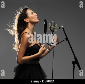 Studio shot del canto rockstar Foto Stock