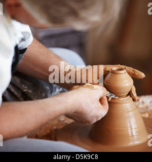 Mani lavorando con argilla sul tornio del vasaio Foto Stock