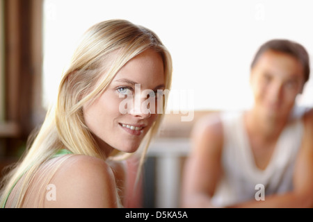 Giovane, concentrarsi sulla donna Foto Stock