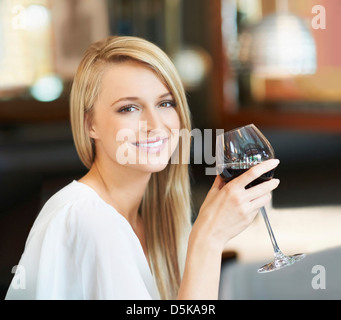 Donna bere il vino Foto Stock