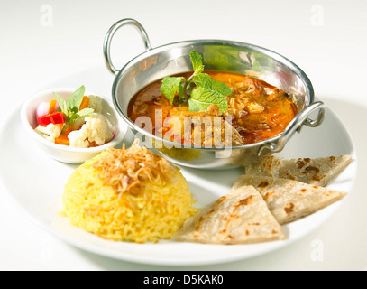 Il curry indiano servito con riso e pane naan Foto Stock