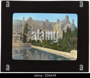 Questa fotografia mostra la casa di George Dupont Pratt, conosciuta come Killenworth, situata a Glen Cove, New York. La villa è un esempio significativo di architettura dei primi anni del XX secolo nella regione. Foto Stock