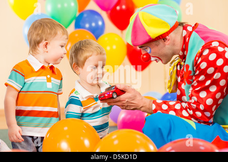 Clown rendendo presente bambino ragazzo sulla festa di compleanno Foto Stock