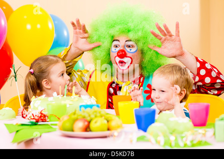 Felici i bambini con clown sulla festa di compleanno Foto Stock