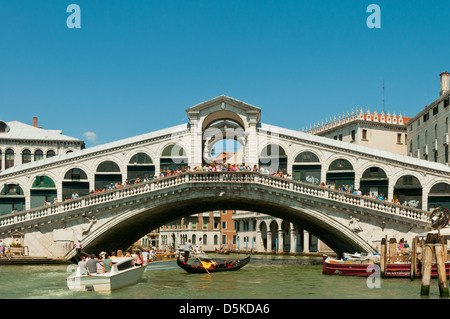 Ponte di Rialto sul Canal Grande di Venezia, Italia Foto Stock