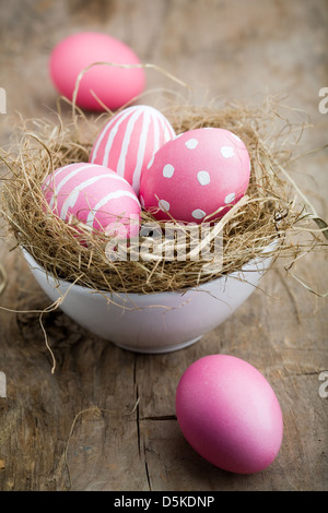 Dipinto di uovo di pasqua nel piccolo nido di uccelli Foto Stock