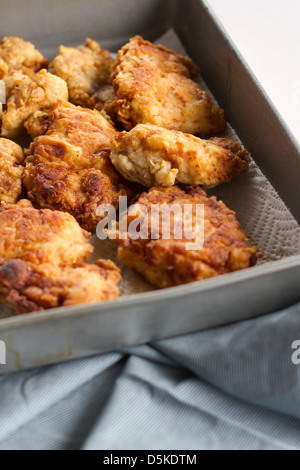 Molti pezzi di pollo fritto in padella. Foto Stock