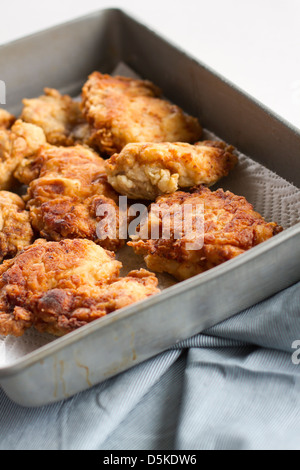 Molti pezzi di pollo fritto in padella. Foto Stock