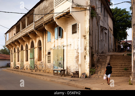 Madagascar Nosy Be, Hell-Ville, Porto, passi accanto era coloniale magazzino Foto Stock