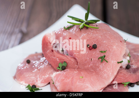 Materie Schnitzel su una lastra di legno (fondo) Foto Stock